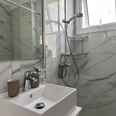 Апартаменти Modern Seaside Retreat Near Nissi